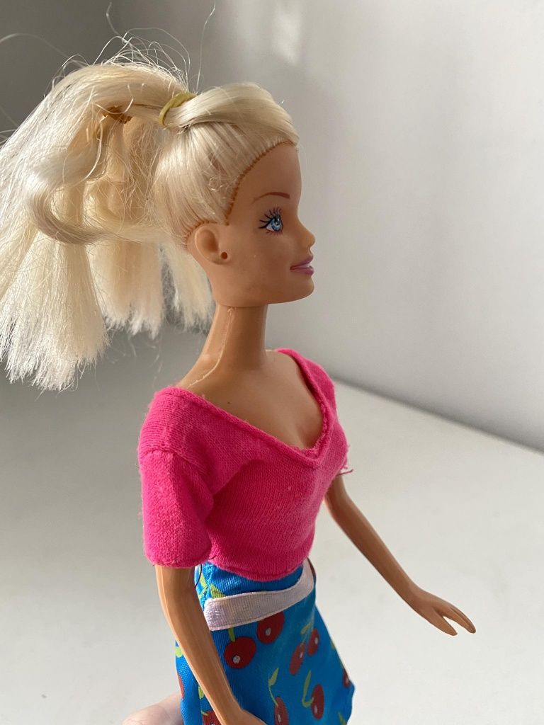 Plastikowa lalka podobna do Barbie z kolekcją ubranek vintage