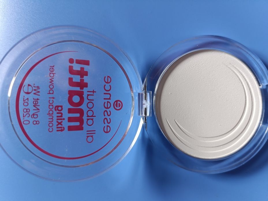 Puder matujący All about Marta Essence