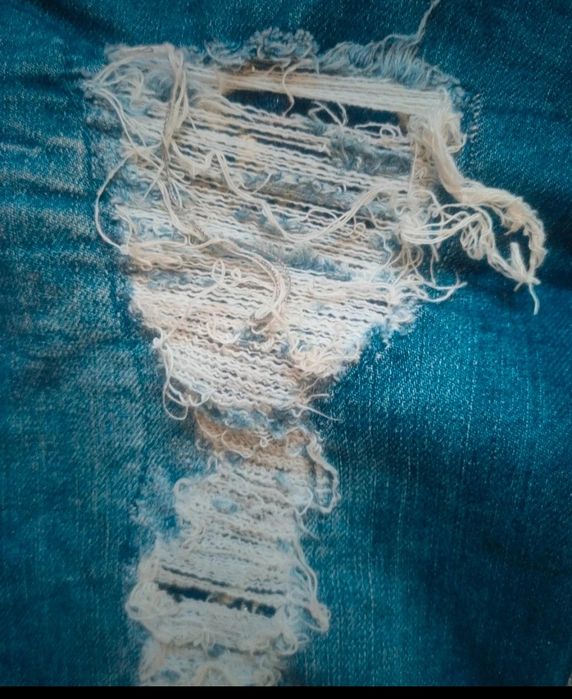 Spodnie z dziurami r 27