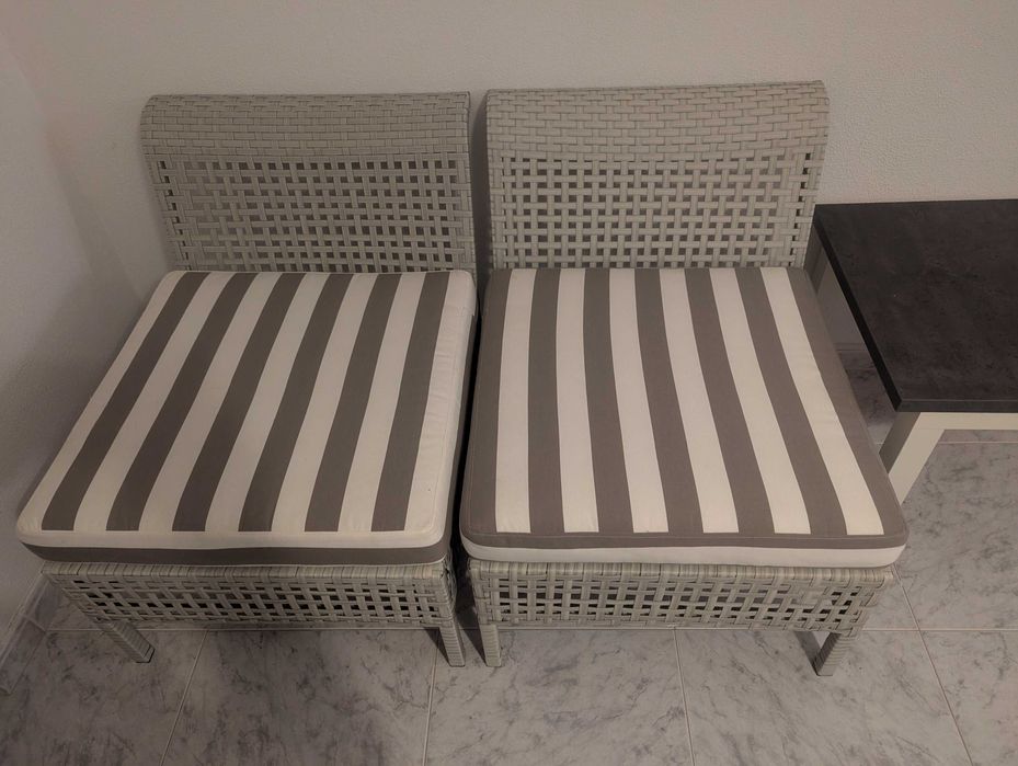 2 Cadeiras tipo lounge e uma mesa