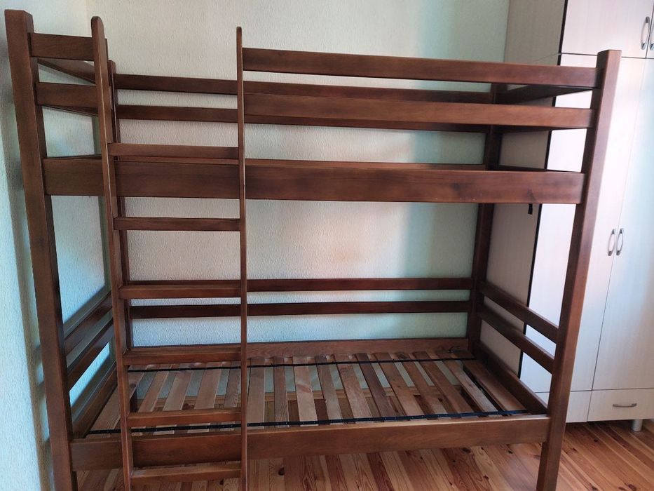 Продаю дубове двохярусне ліжко з двосторонніми матрасами(зима-літо)