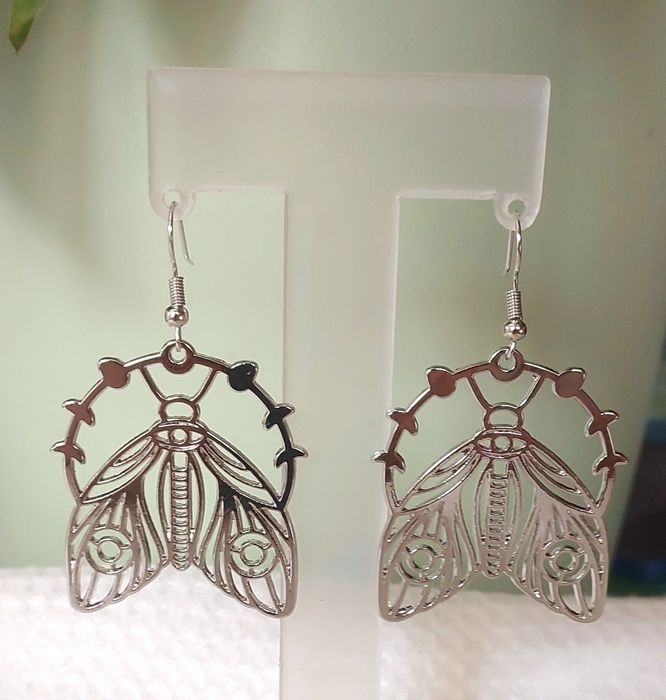 Brincos de metal prateado com mariposas