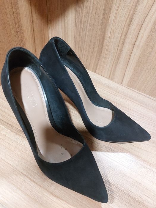 натуральные замшевые туфли Arezzo 35 размер