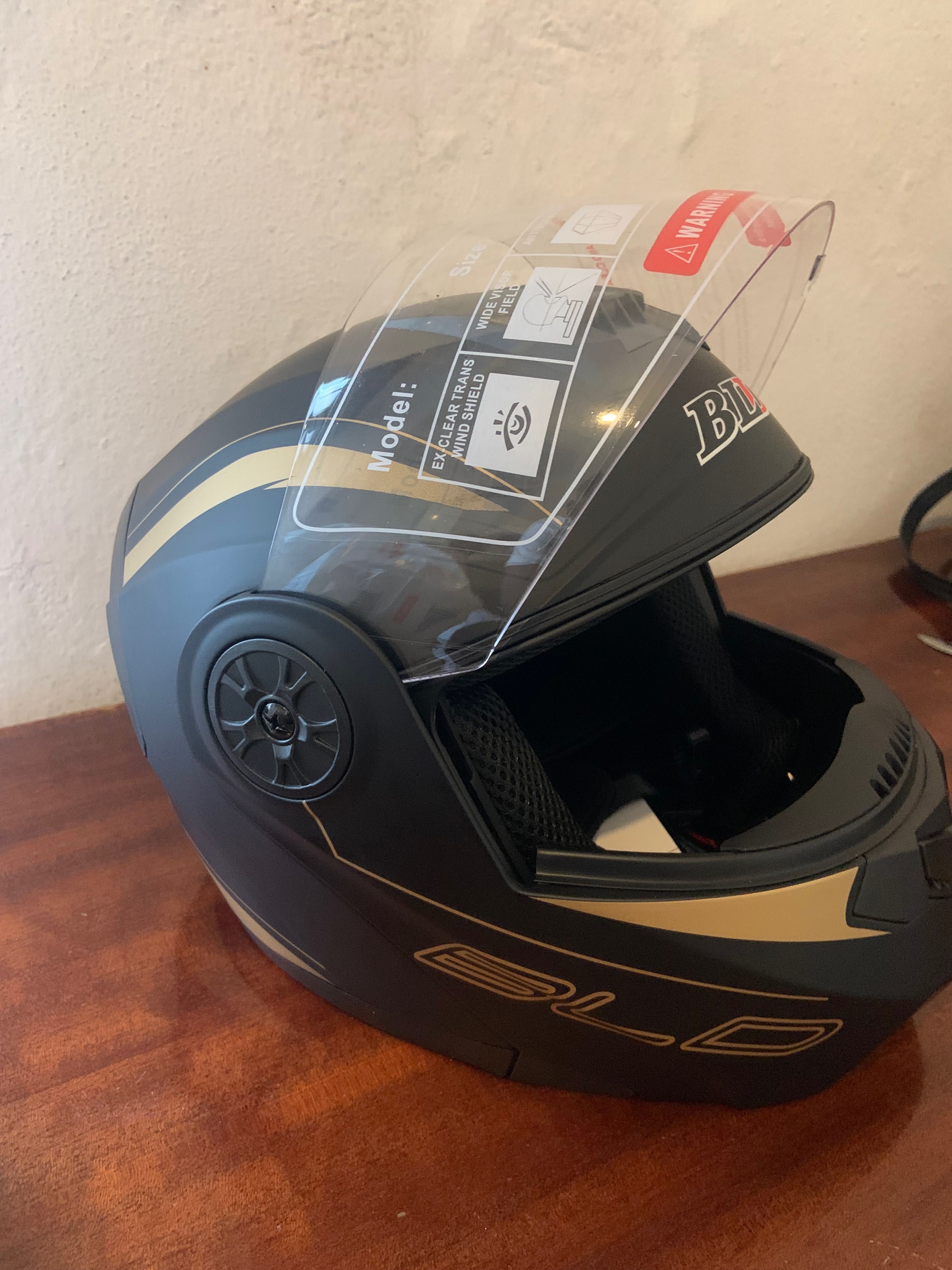 Vendo Capacete Flip-Up Novo na Caixa - Aproveite!”