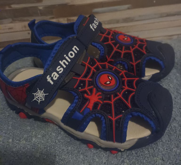 Vende se sandalias do Homem Aranha nr.32.