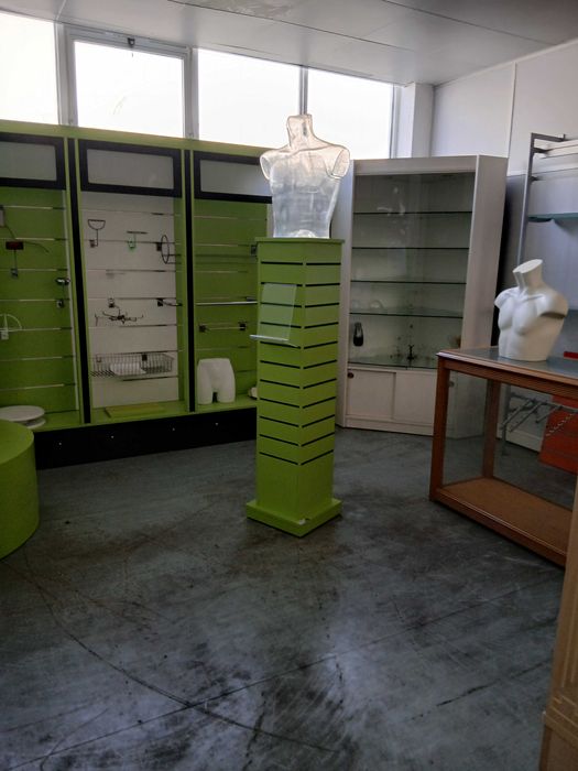 VITRINES, Balcões, acrilicos, cabides, novos.  Bom Preço.DESOCUPAR