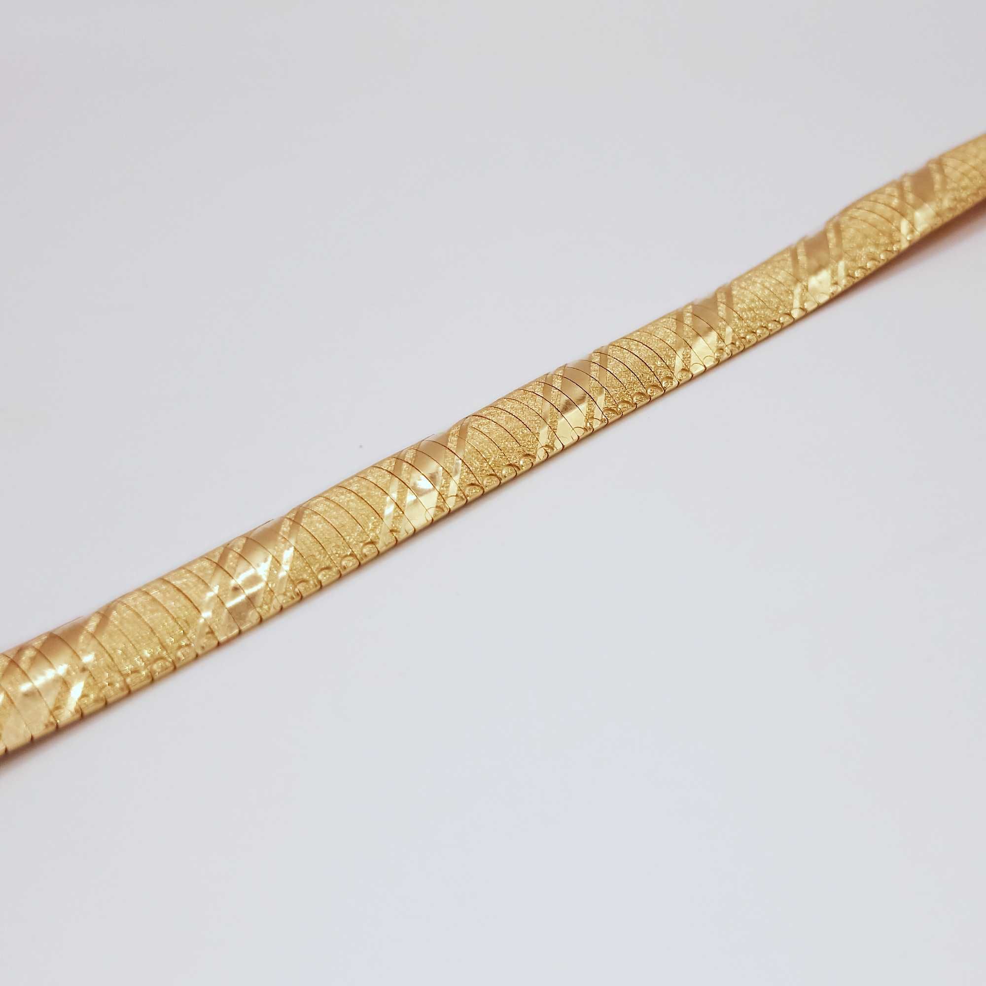 Złota bransoletka bangle z egipskim wzorem pr. 585, 26,25g. 19cm.