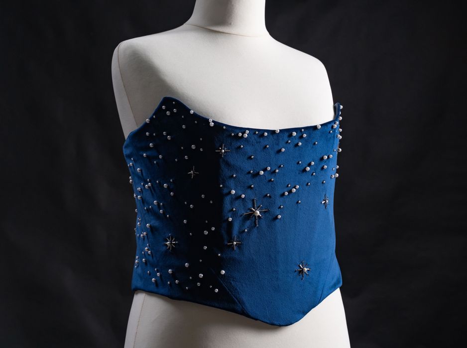 Especializada em fazer vestidos e roupas formais para mulheres.