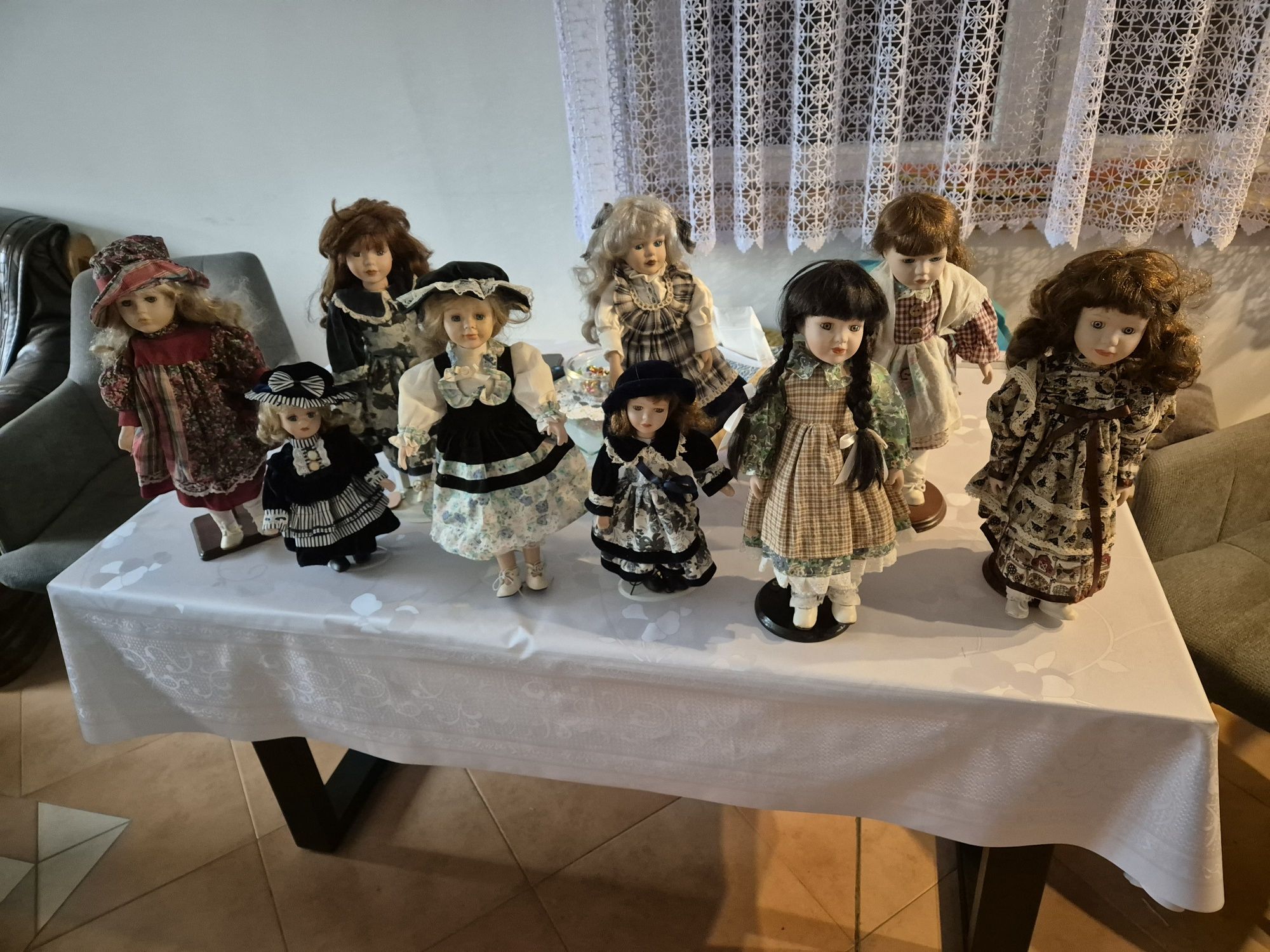 Stare lalki porcelanowe.