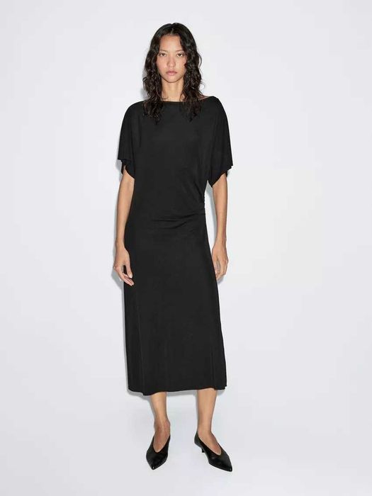 Sukienka średniej długości z marszczeniem Massimo Dutti