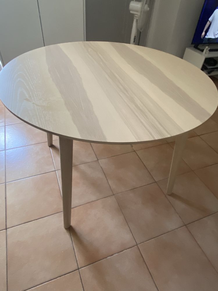 Mesa redonda com 7 meses de uso