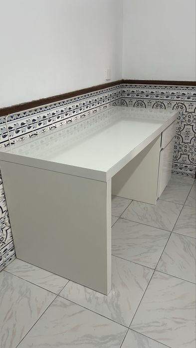 Secretária branca IKEA