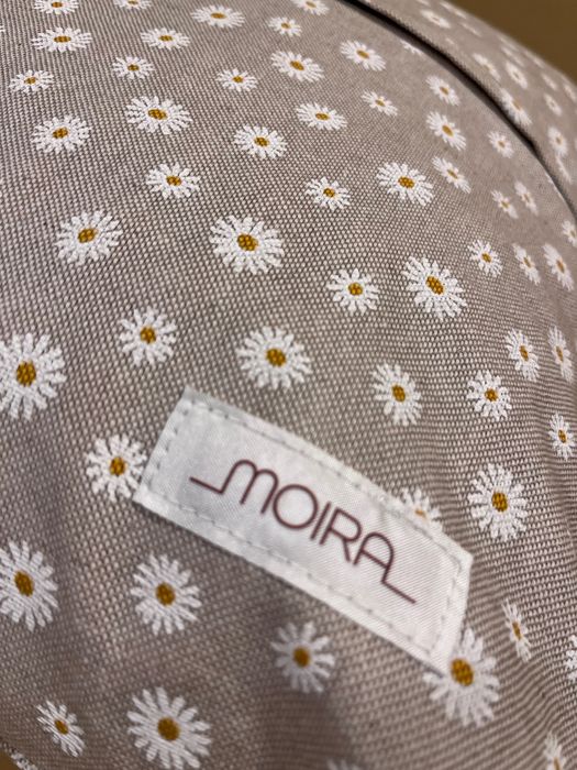 Almofada decorativa Daisy, da Moira, com estampa de margaridas