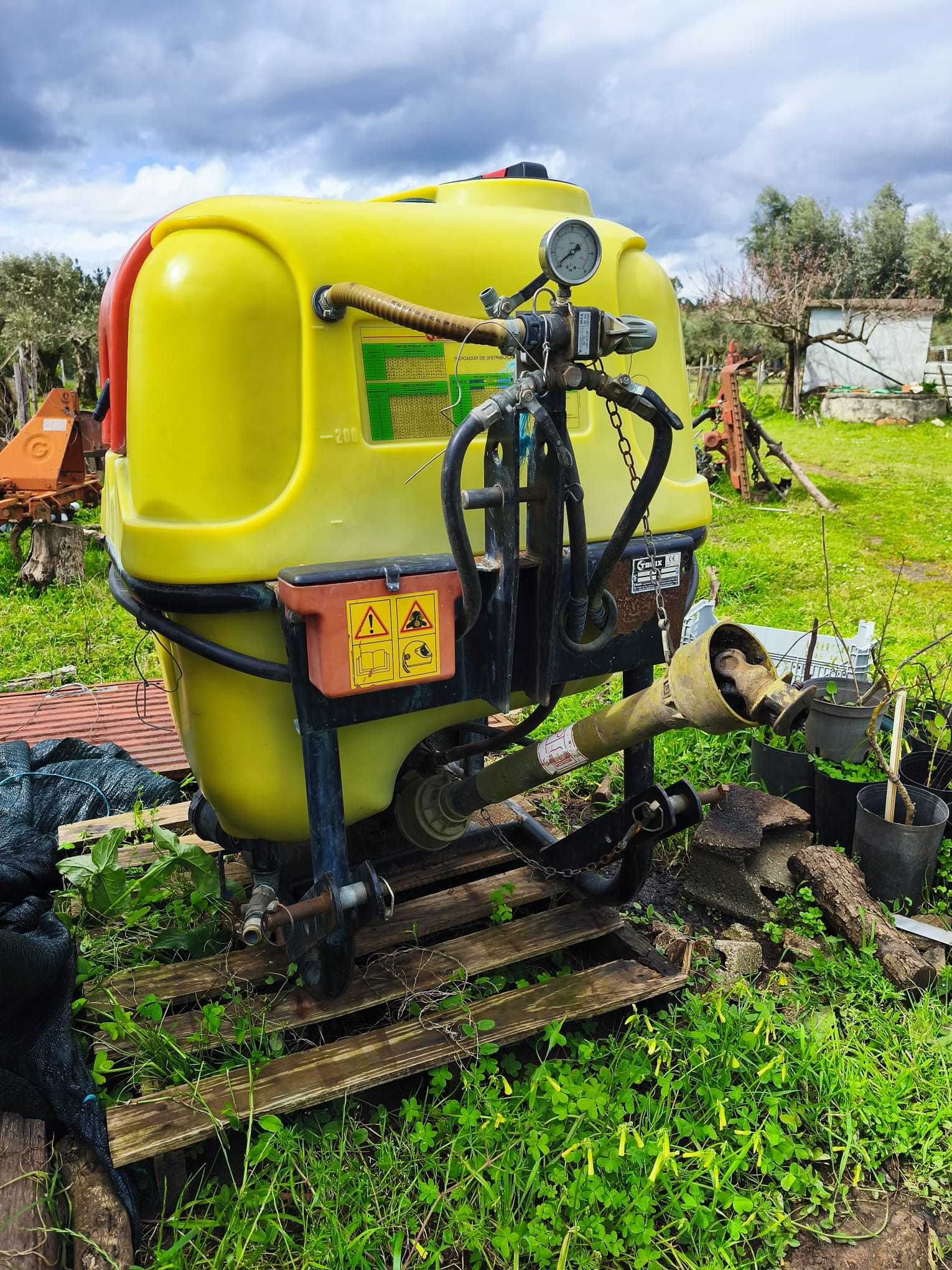 Tomix 300L com enrolador, mangueira e pistola