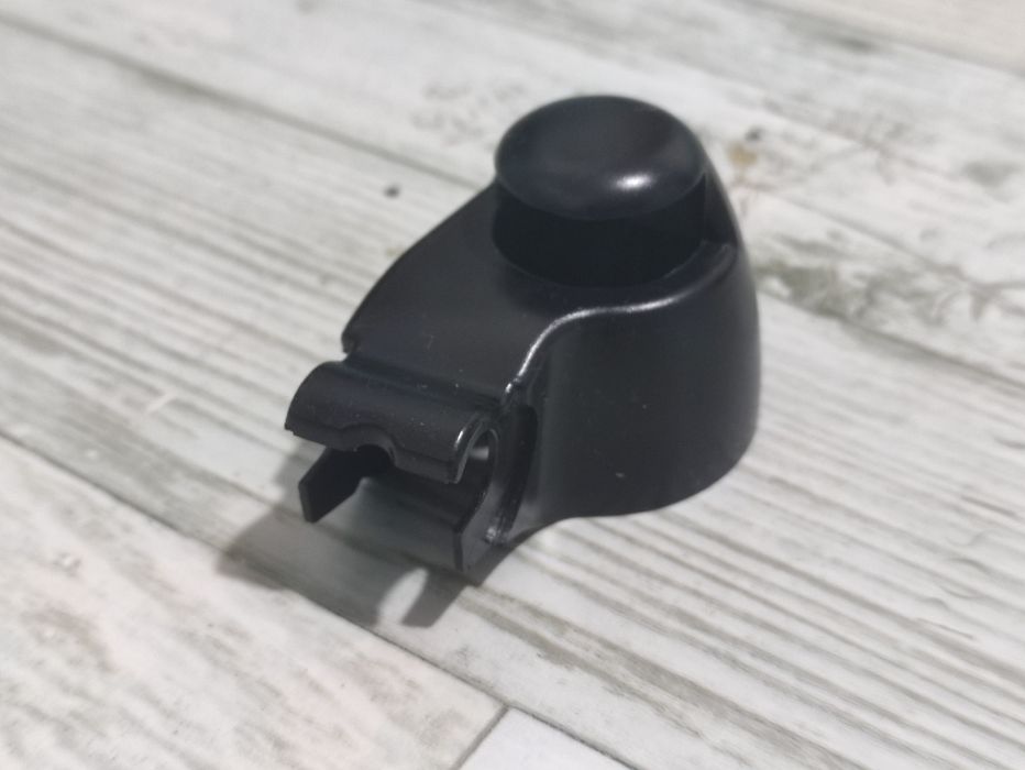 Кришка форсунки омивача заднього склоочисника.