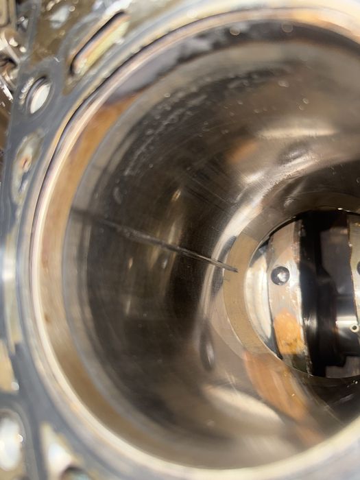 Блок двигаткля bmw m54b30 с задиром в 1 цилиндре