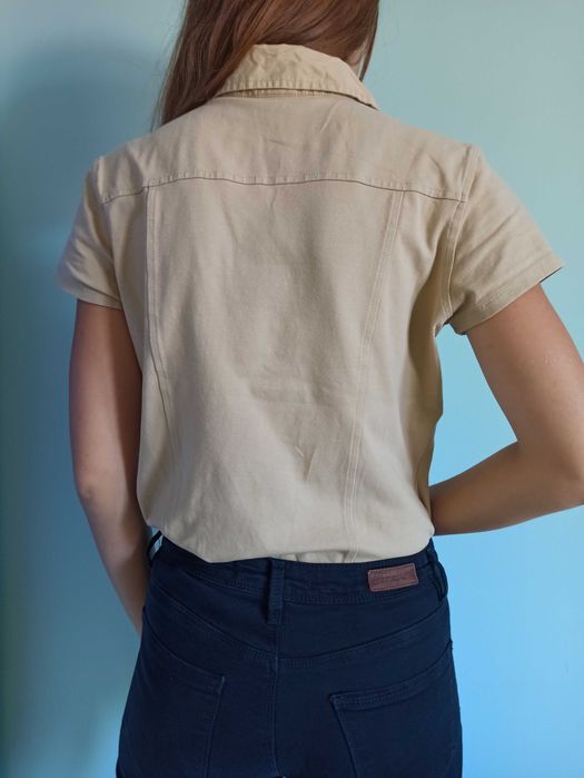 Beżowa bluzka z kołnierzykiem, z krótkim rękawem