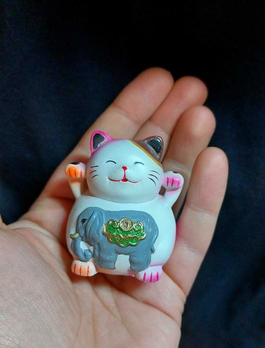 Статуэтка кот Манэки-нэко машущий лапками .