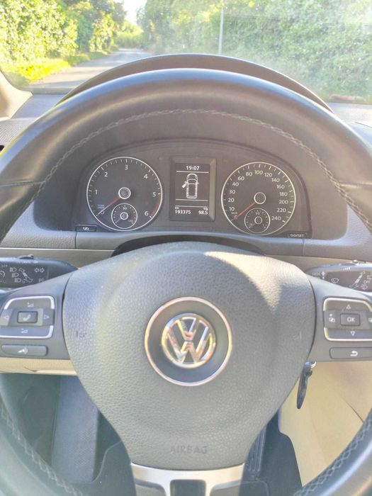 Volkswagen Touran 1.6 TDI (2011)  - Econômica e Espaçosa