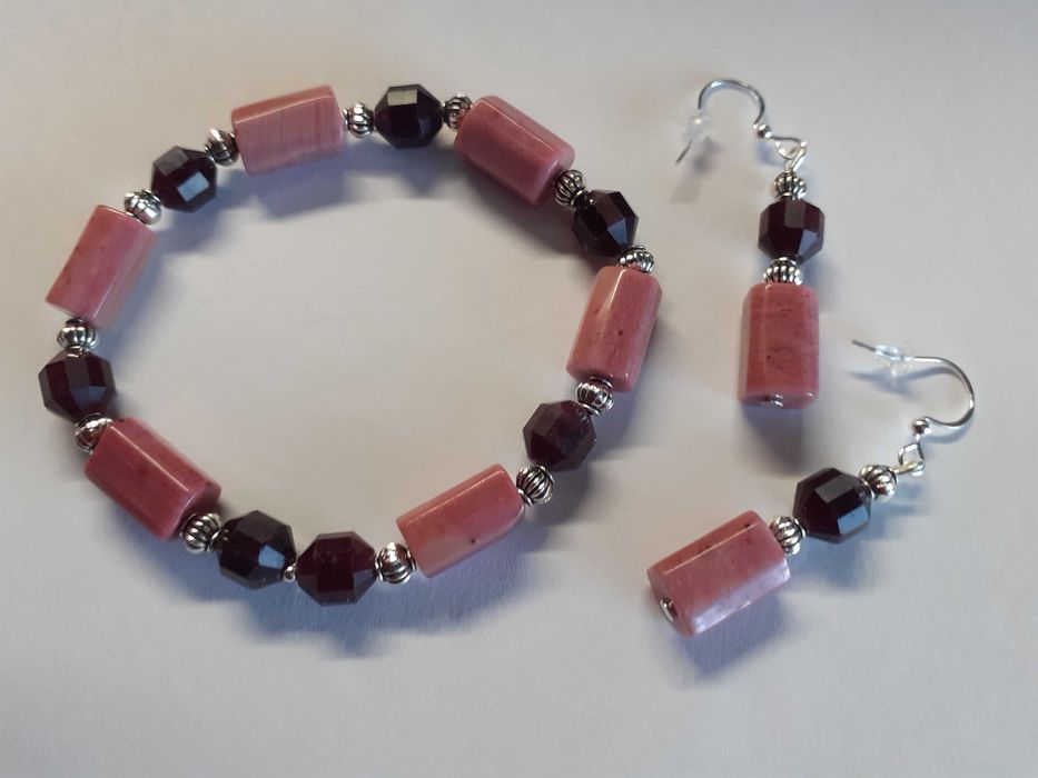 Komplet biżuterii z kamieni - bransoletka i kolczyki - różne