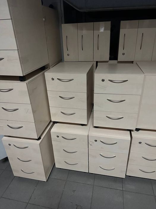 ПРОДАЮ МЕБЛІ З ОФІСУ:стільці,крісла,столи,монітори,пк,шафи, стелажі