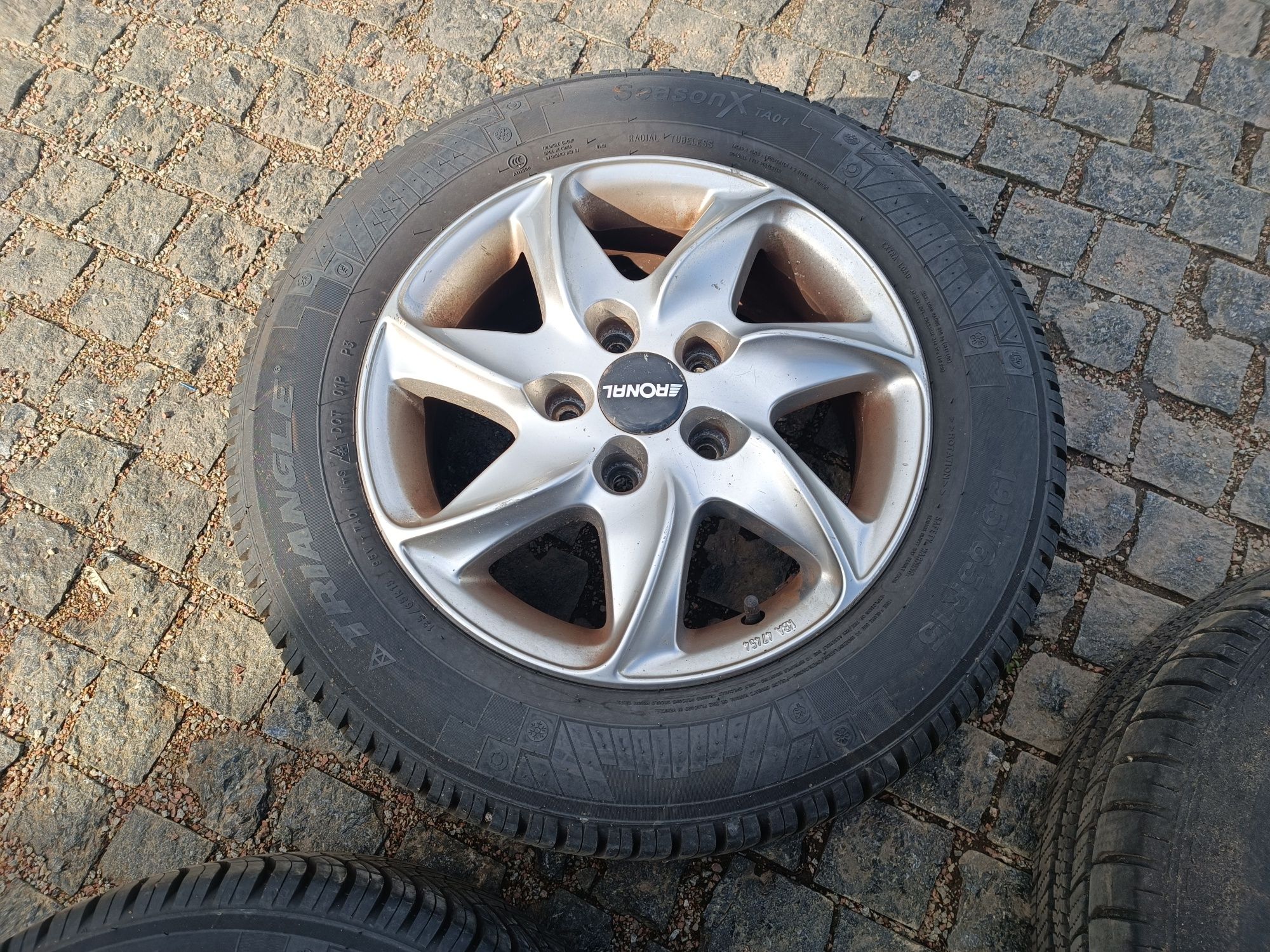 Продам комплект колес диски титаны 5*114.3 R15, резина зима 195/65R15