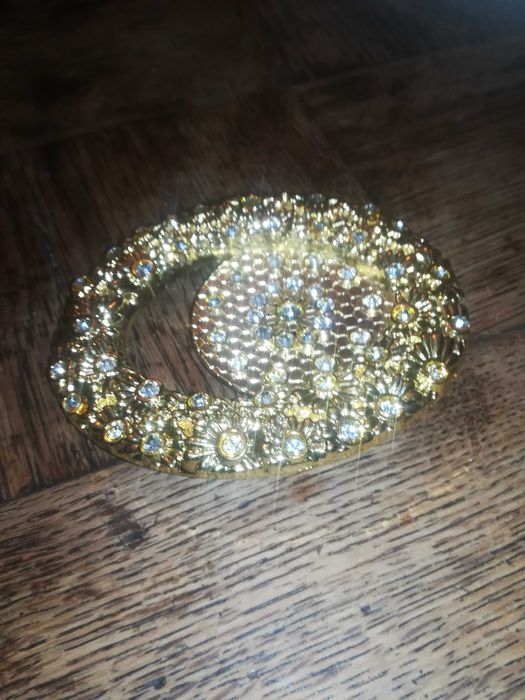 Imponująca błyszcząca klamra paska