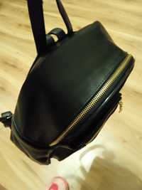 Аккуратный черный рюкзачок