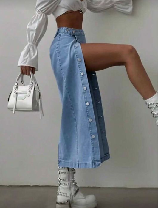 Джинсова спідниця з трендовим розрізом на гудзиках