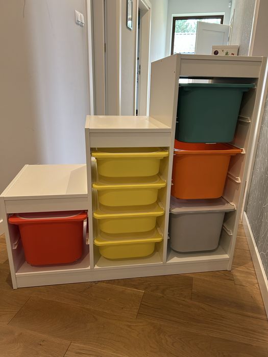 Regał Trofast Ikea z pojemnikami