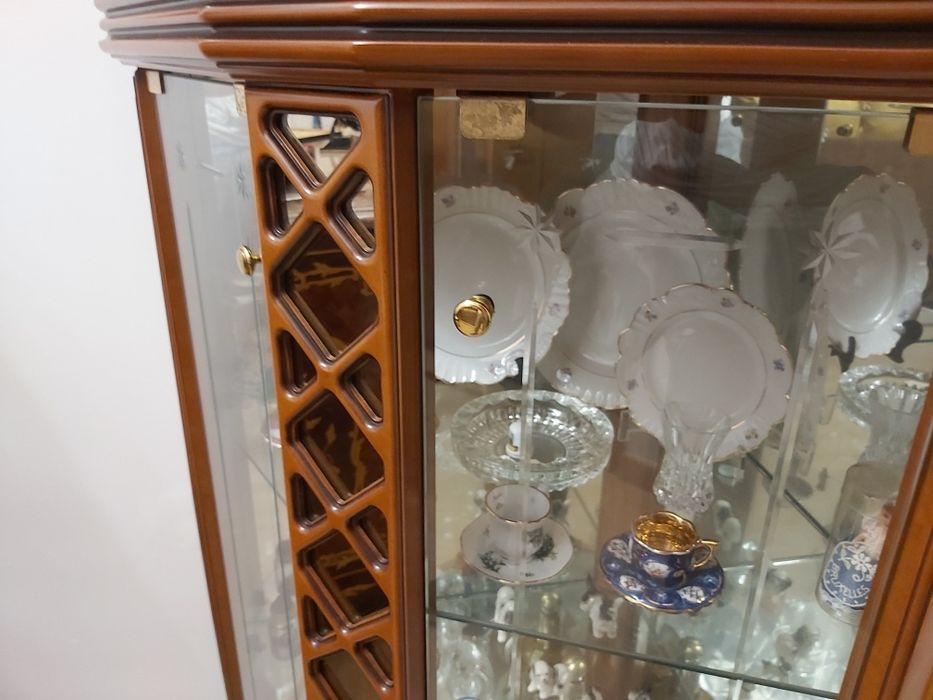 Móvel de canto cristaleira em madeira e vidro com iluminação interior