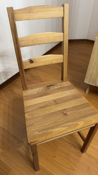 Mesa de madeira com 4 cadeiras