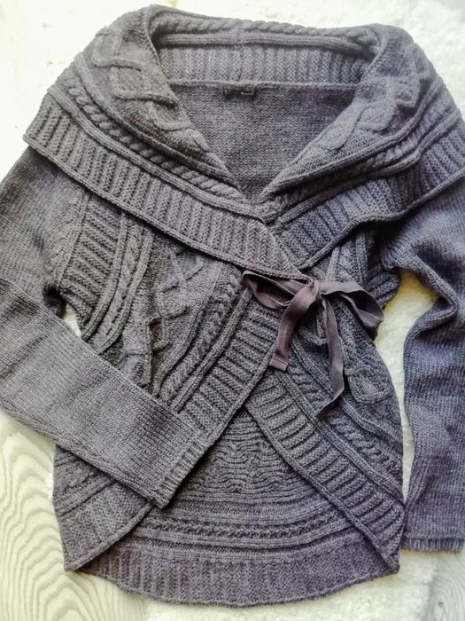 Wiązany sweter melanż zakładany warkocze kokarda Calliope S 36