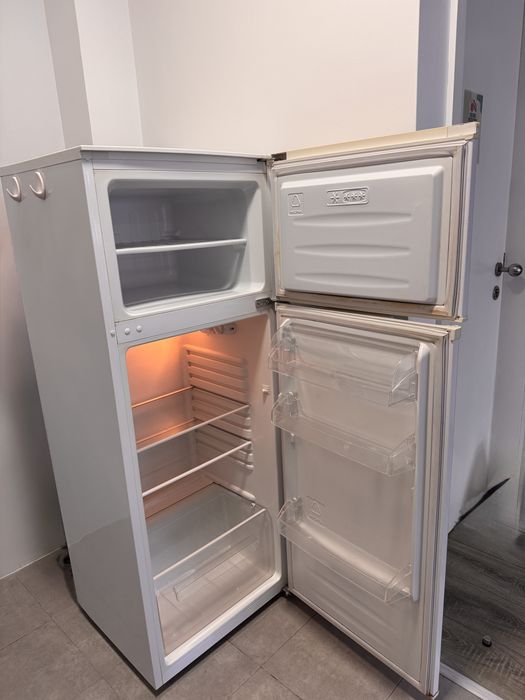 Frigorífico 2 portas KUNFT 240 – Usado, a funcionar