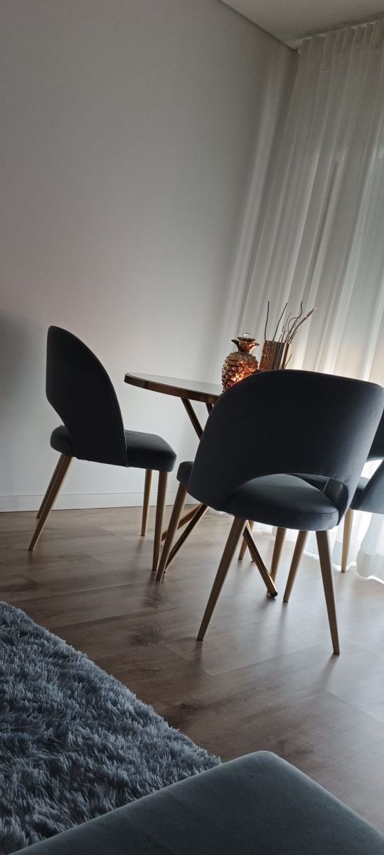 3 cadeiras e mesa