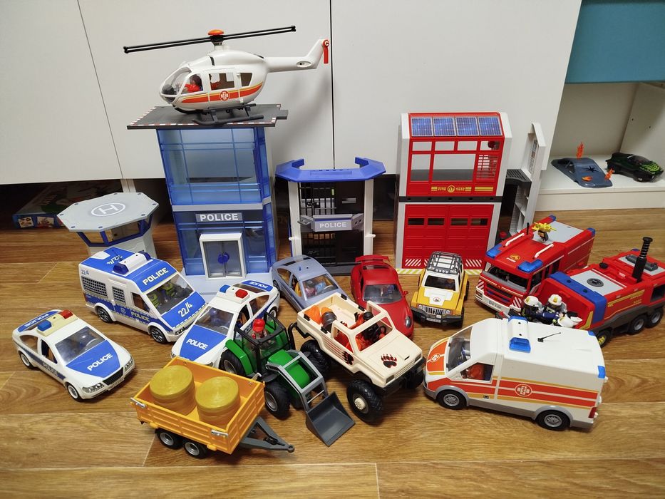 Багато різних машинок Playmobil плеймобіль