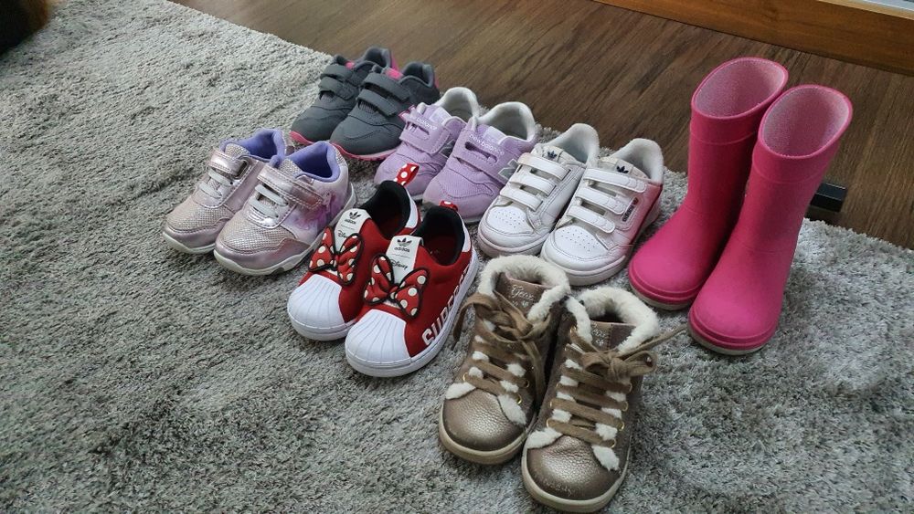 Vários calçados tam. 24 ( cada)