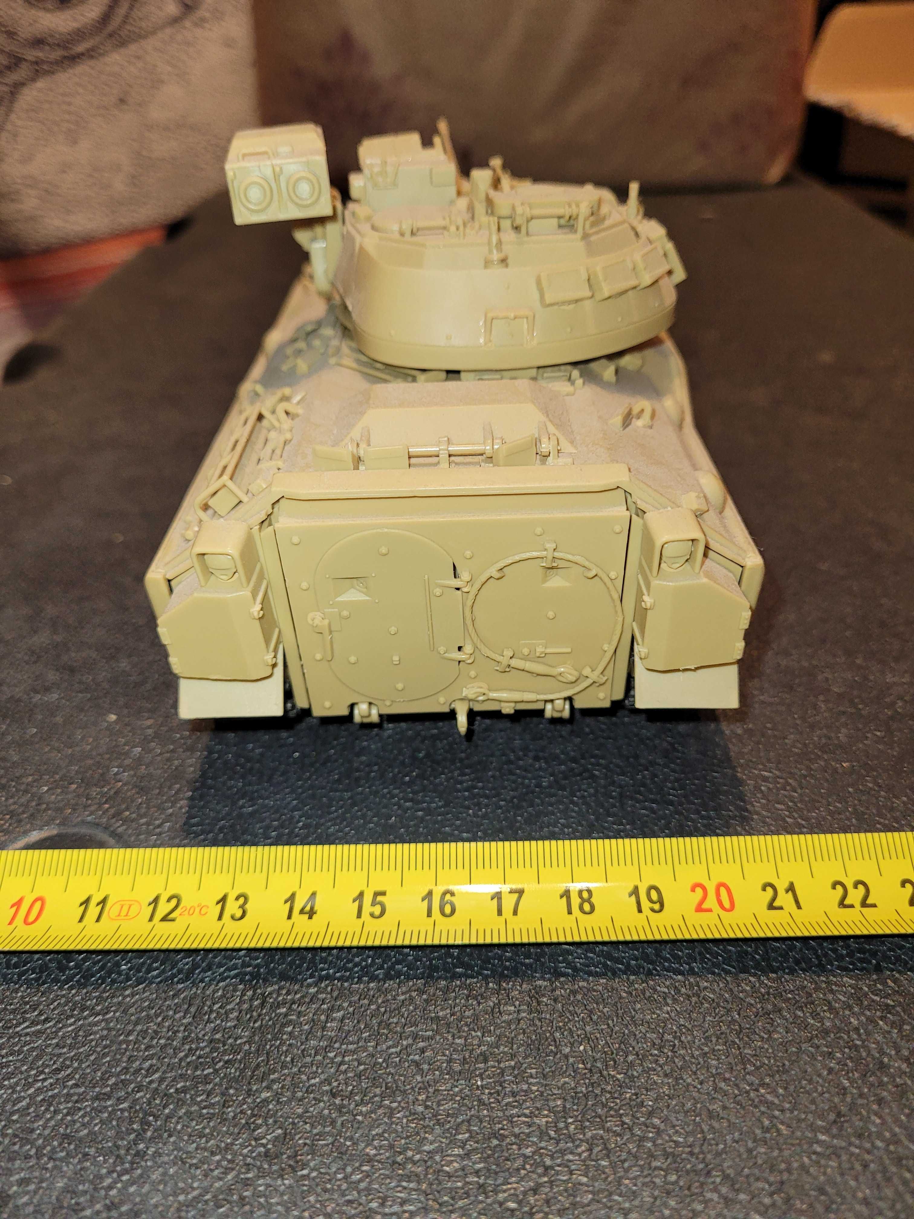 Model amerykańskiego gąsienicowego wozu bojowego M2 BRADLEY