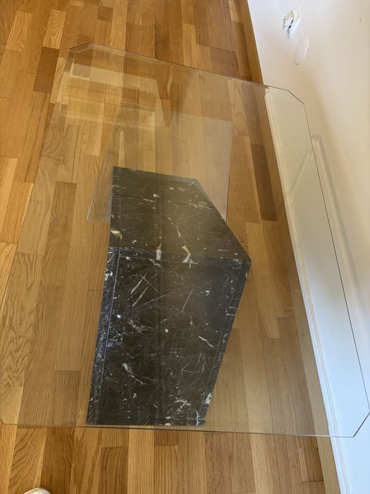 Mesa de centro moderna em mármore e vidro - Oportunidade