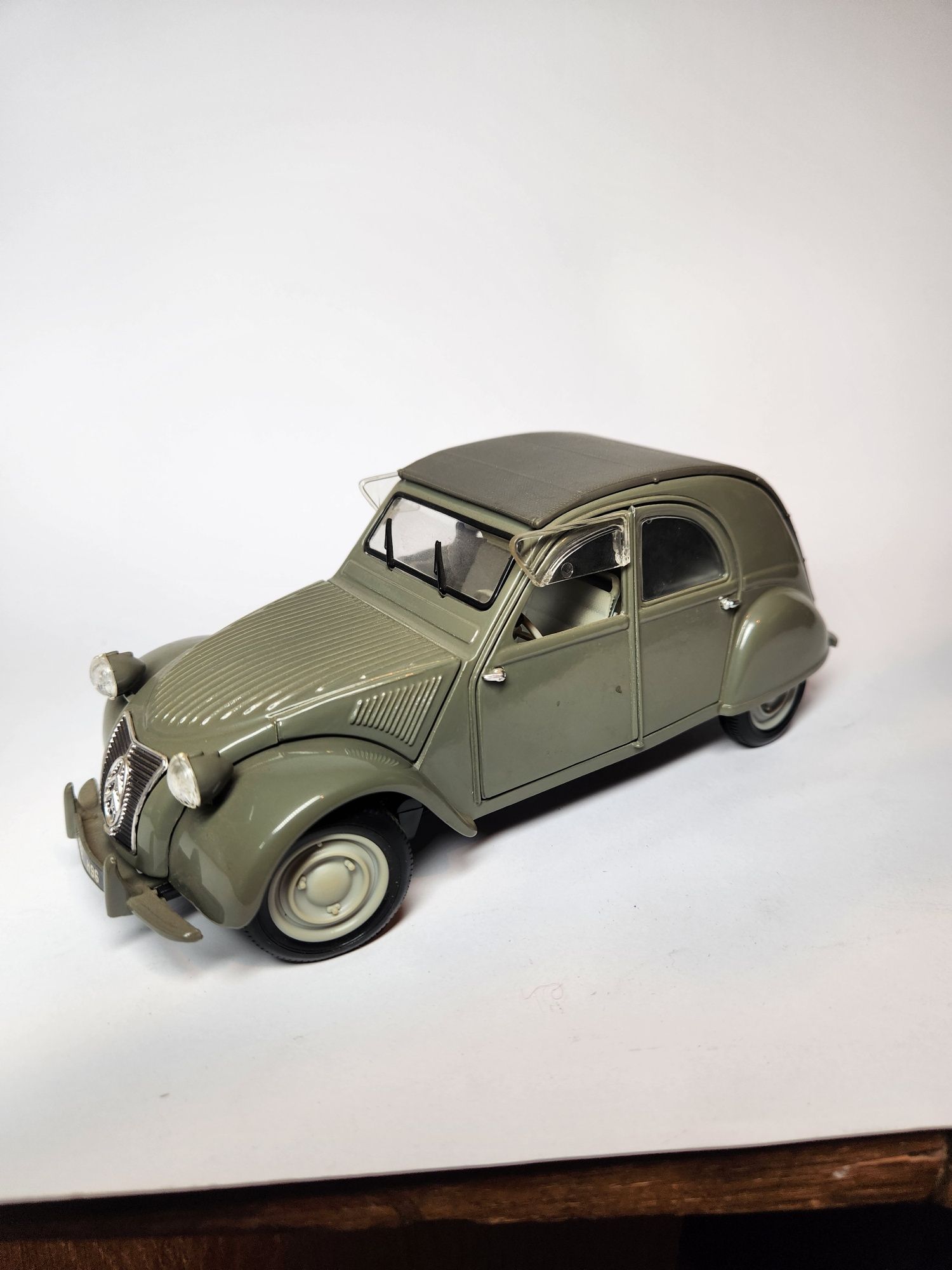 Samochód Maisto Citroen2 CV 1952 model  1:18 model kolekcjonerski