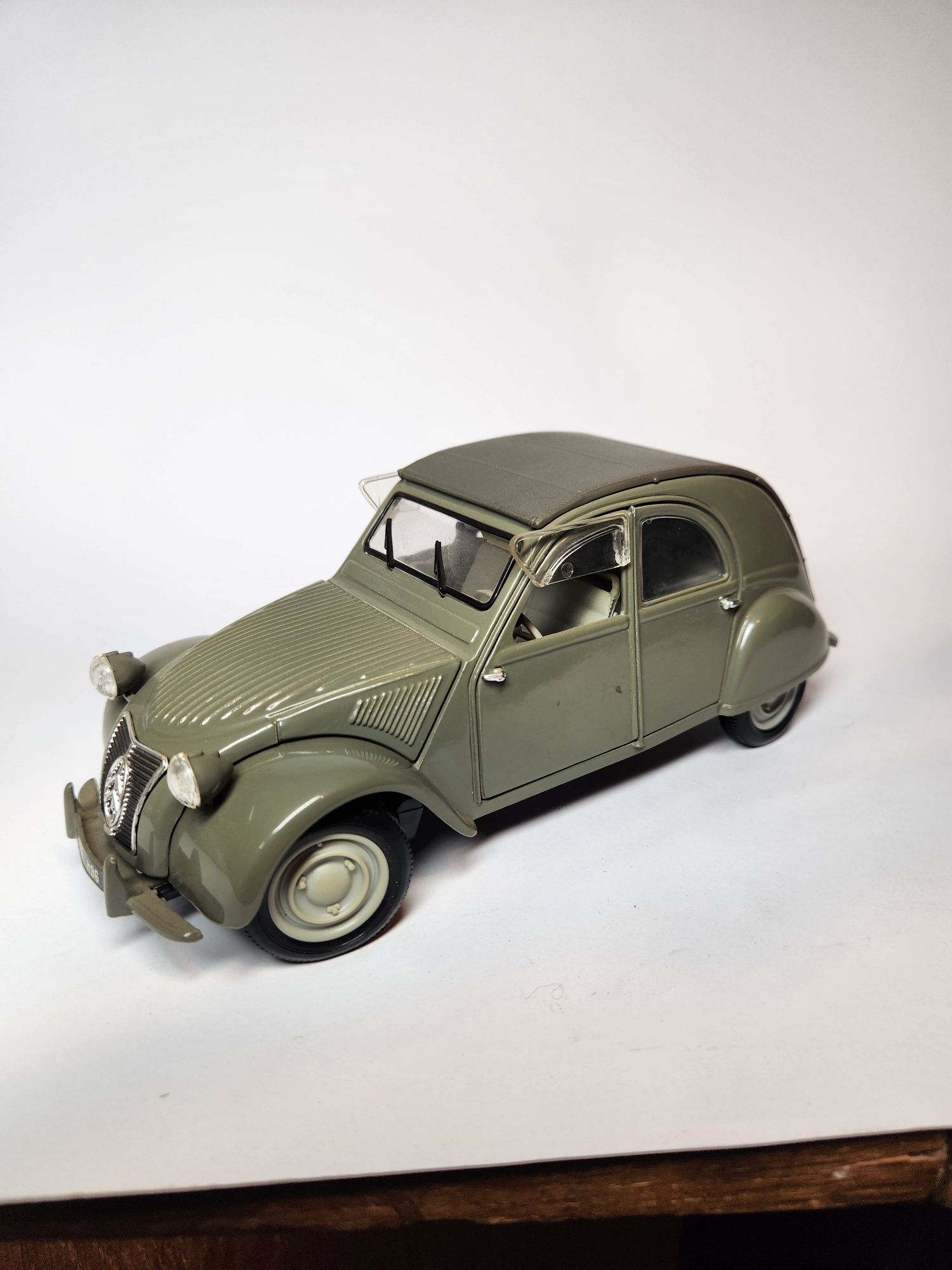 Maisto Citroen 2CV 1952 model w skali 1:18 model kolekcjonerski.