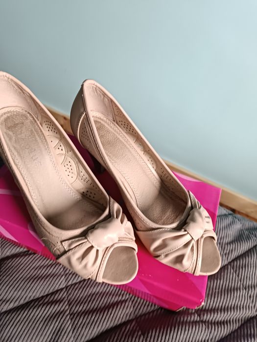 Czółenka z odkrytymi palcami 39