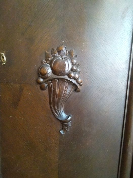 Zabytkowy kredens z kryształowymi szybkami