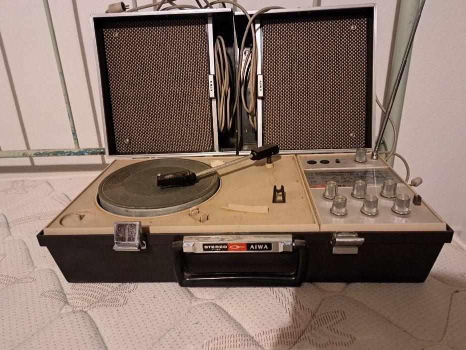 Gira discos e rádio portatil