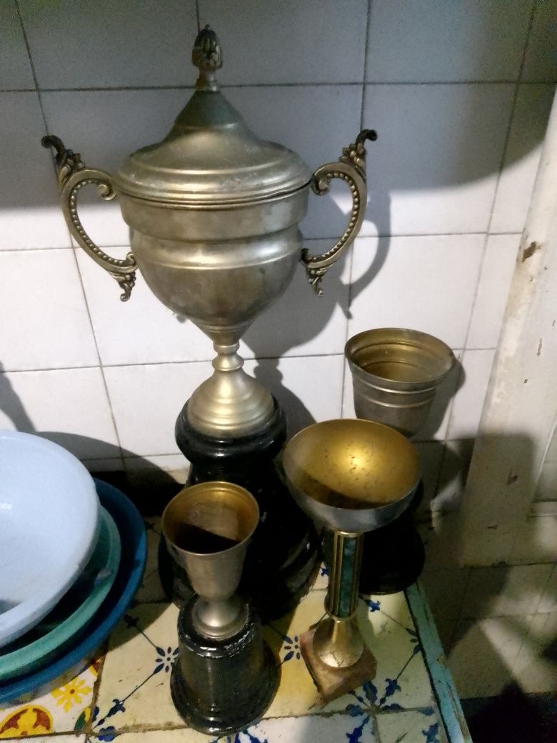 Troféus vários usados.