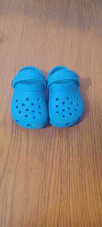 Crocs usadas azulão