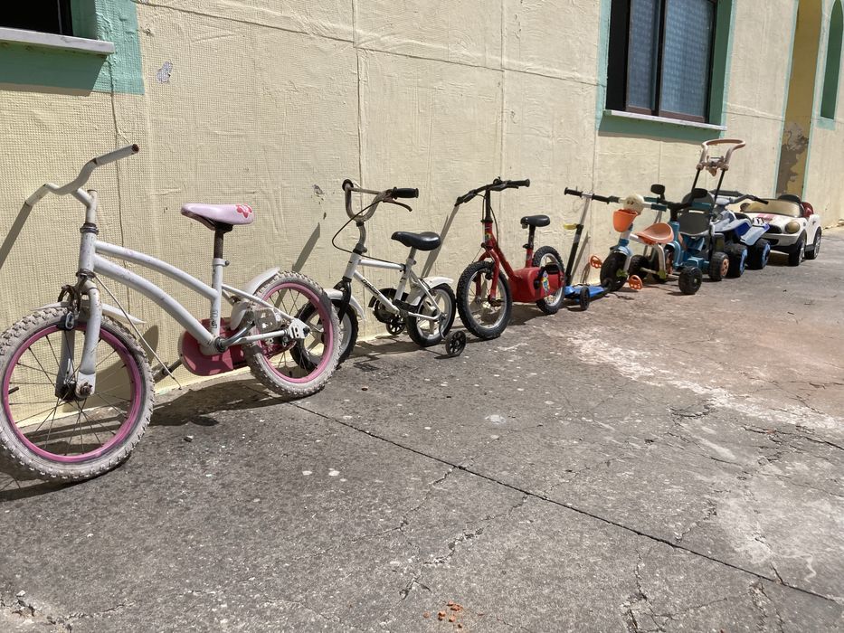 Bicicletas, carro e quadricicolo