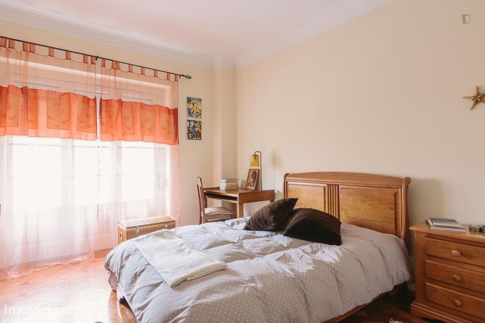 16301 - Quarto com cama de casal, com varanda...