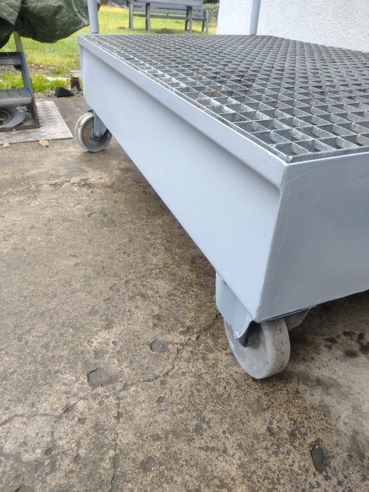 Stalowa, mobilna wanna ociekowa z kratownicą.