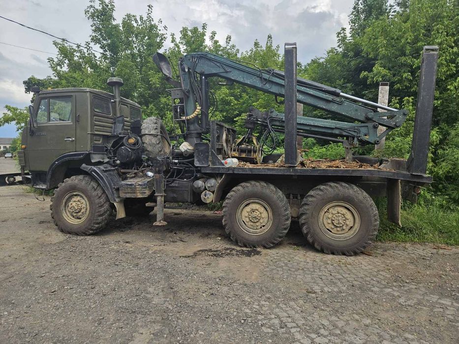Камаз лісовоз з гідроманіпулятором